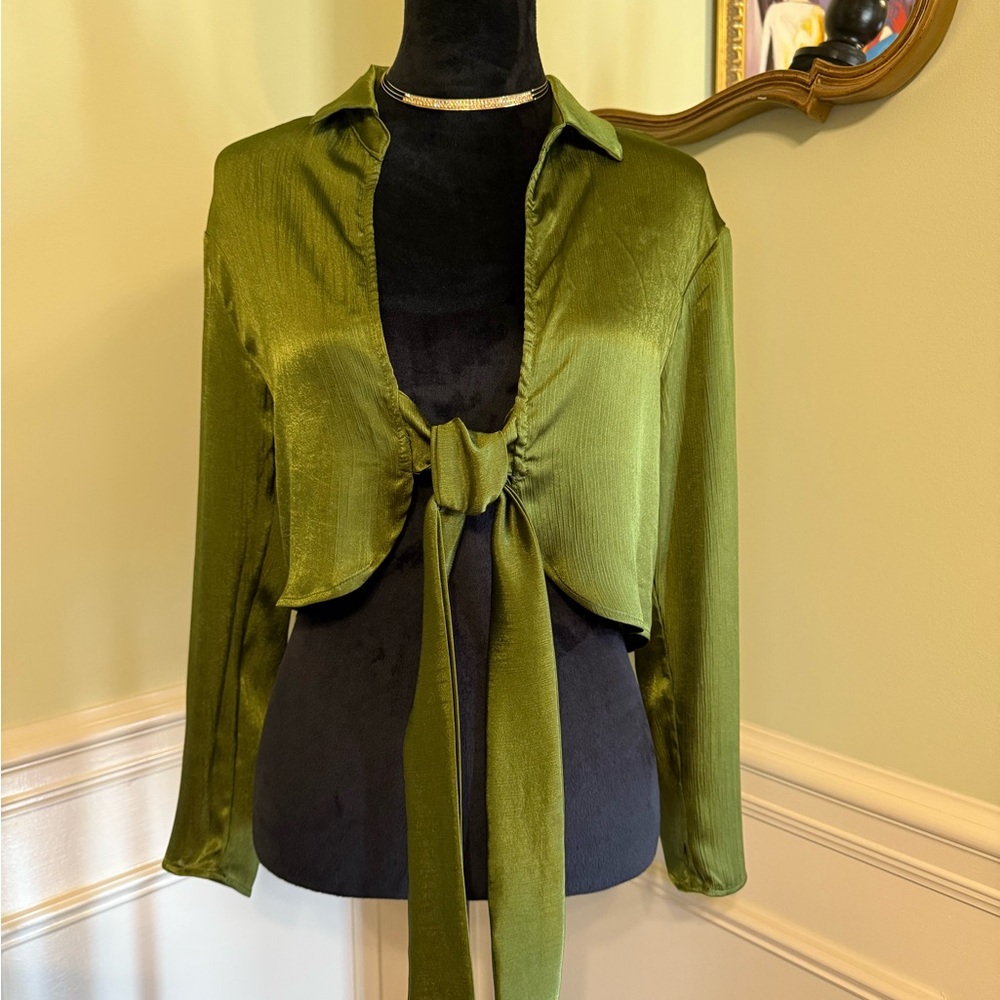 RO & DE Women's Croped Tied Front Long Sleeve Green Top Cover NWT Size Small